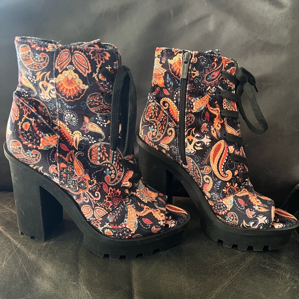 Jessica Simpson chunky open toed boots! Size 7.5